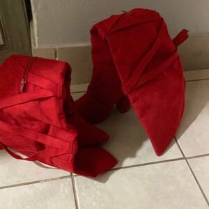 They are brand new never been worn can’t fit them anymore